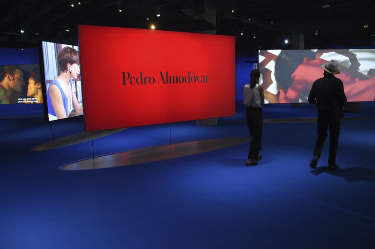 Los asistentes a la muestra observan el sector dedicado al cineasta español Pedro Almodóvar del  Museo de la Academia de Cine (Academy Museum of Motion Pictures)