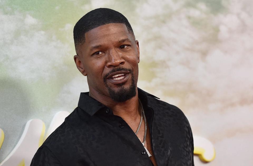 Jamie Foxx Spotted In Public Returning Lost Purse To A Woman After Recovering From A Mystery Illness