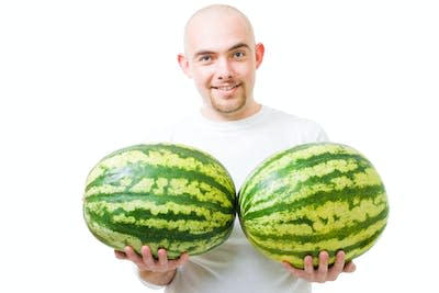 <a href="https://www.shutterstock.com/es/image-photo/young-happy-bold-man-two-watermelons-38027875" rel="nofollow noopener" target="_blank" data-ylk="slk:Shutterstock / Sergey Novikov;elm:context_link;itc:0;sec:content-canvas" class="link ">Shutterstock / Sergey Novikov</a>