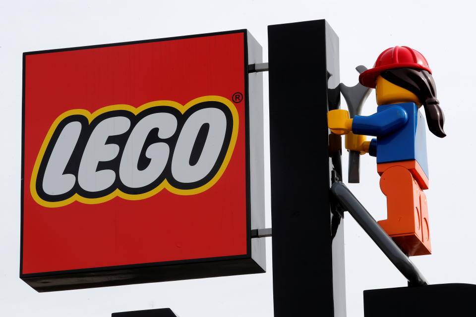 El logo de Lego en la entrada del Legoland New York. REUTERS/Mike Segar