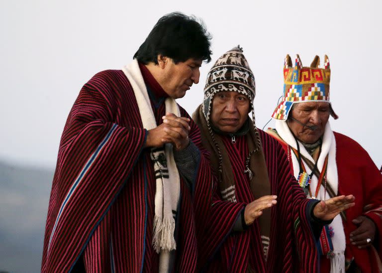 El vicepresidente Choquehuanca (centro), junto al expresidente Evo Morales