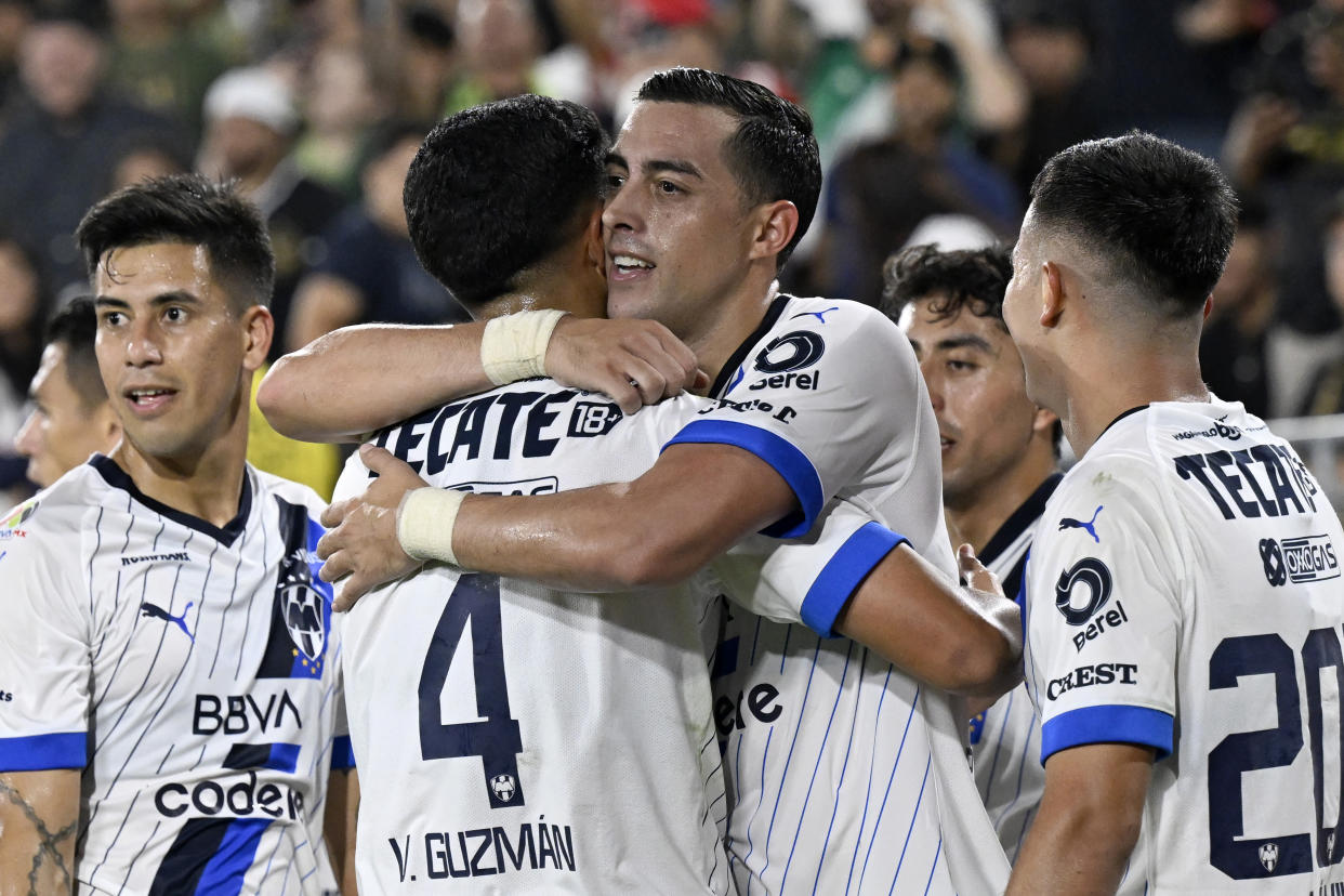 Rogelio Funes Mori, de los Rayados de Monterrey, celebre el tecer gol que les dio el pase a la semifinal de la Leagues Cup, al vencer por 3-2 al LAFC . (AP Photo/Alex Gallardo)