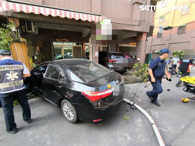 高雄前鎮區翠亨北路27日發生一起車禍自撞意外，總共有2人受傷。（圖／翻攝畫面）