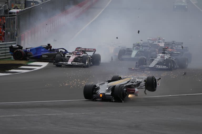 El piloto chino de Alfa Romeo, Guanyu Zhou, choca al comienzo del Gran Premio de Fórmula Uno de Gran Bretaña en el circuito de Silverstone, en Silverstone, Inglaterra, el domingo 3 de julio de 2022. (Foto AP/Frank Augstein)