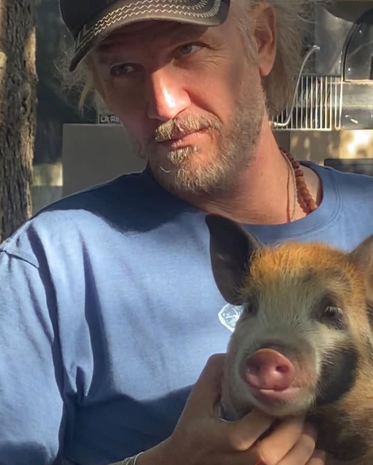 Facundo Arana junto a su cerdita Púa. Foto/Instagram: @mariasusini