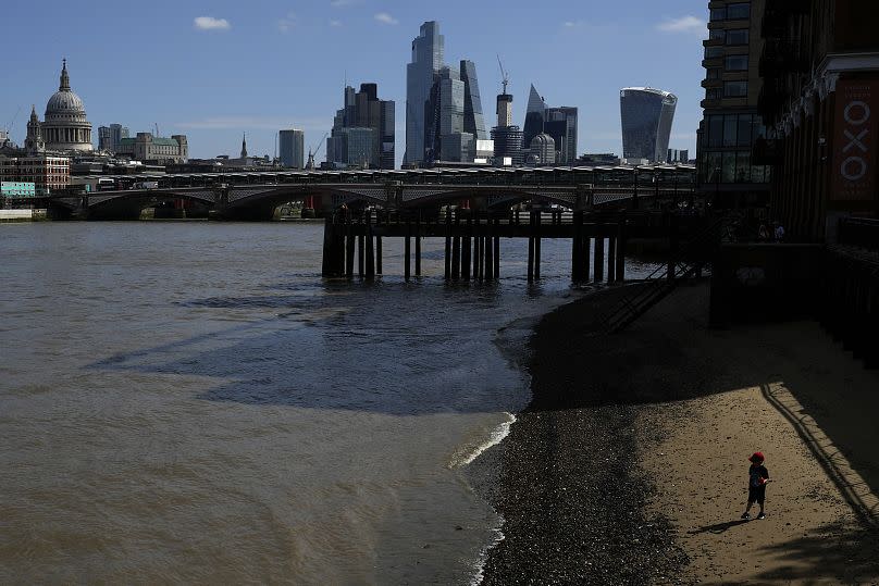 Un niño corre en la playa junto al río Támesis en Londres, agosto de 2023.