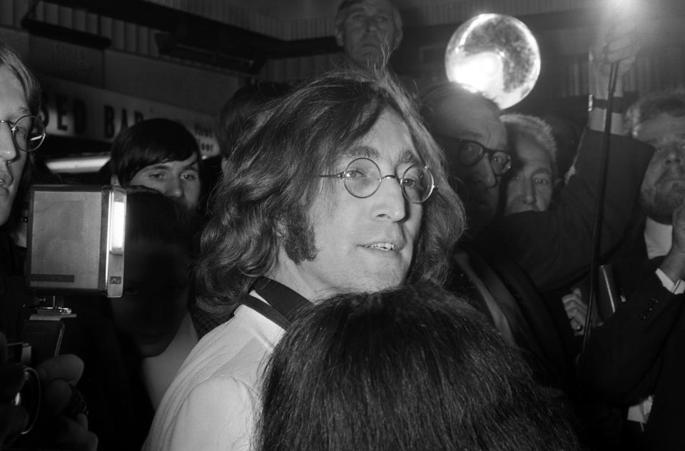 John Lennon al London Pavillion Cinema, Londra, 17 luglio 1968. (AP Photo/Peter Kemp)