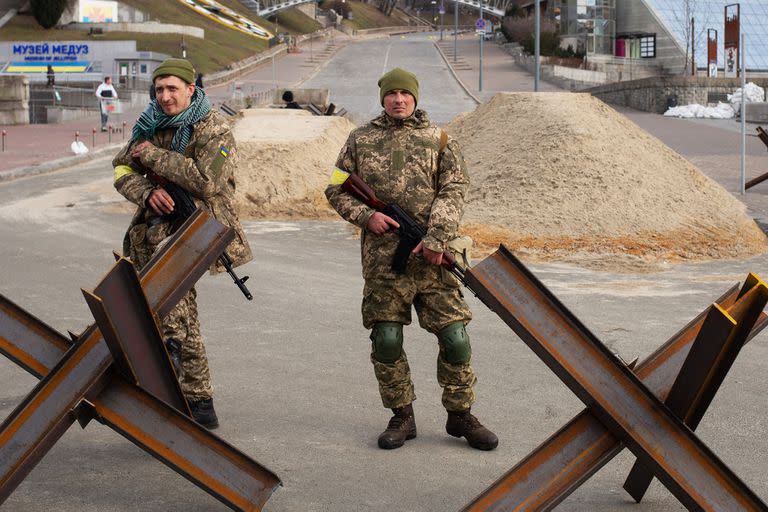 Militares ucranianos vigilan el puesto de control en la Plaza de la Independencia, en Kiev