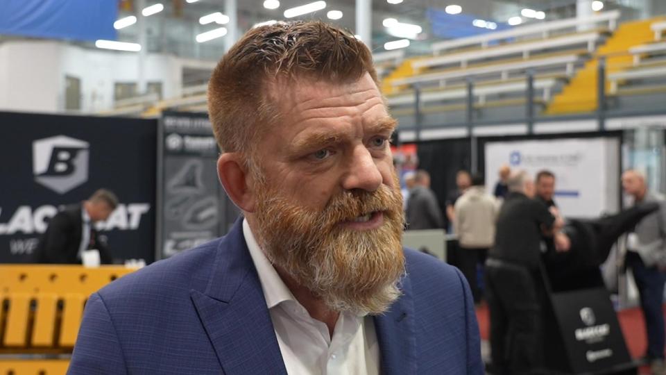 Alberta's minister of energy and minerals Brian Jean opposes the use of work camps and short-term workforce in Fort McMurray oilsands. He wants the companies that operates there to hire local workers.