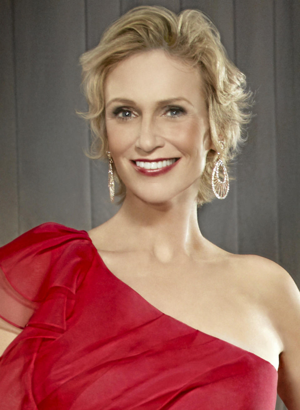 <p>Il s'agit de l’actrice Jane Lynch, alias Sue Sylvester dans la série <i>Glee</i></p>... <a href="https://www.programme-television.org/diapos-tv/PHOTOS-Quels-acteurs-de-series-se-cachent-derriere-ces-Peres-Noel-4624247/Jane-Lynch#xtor=AL-55" rel="nofollow noopener" target="_blank" data-ylk="slk:Voir la suite des photos sur Télé 7 Jours;elm:context_link;itc:0;sec:content-canvas" class="link ">Voir la suite des photos sur Télé 7 Jours</a> <h3>A lire aussi</h3> <ul> <li> <a href="https://www.programme-television.org/news-tv/Des-cas-tres-rares-existent-les-propos-etonnants-de-Mathieu-ADP-sur-l-allaitement-des-peres-4693748#xtor=AL-55" rel="nofollow noopener" target="_blank" data-ylk="slk:"Des cas très rares existent” : les propos étonnants de Mathieu (ADP) sur l'allaitement des pères;elm:context_link;itc:0;sec:content-canvas" class="link "> "Des cas très rares existent” : les propos étonnants de Mathieu (ADP) sur l'allaitement des pères </a> </li> <li> <a href="https://www.programme-television.org/news-tv/Stephane-Bern-annonce-la-mort-de-son-pere-et-lui-rend-un-hommage-Il-etait-le-meilleur-des-peres-4683477#xtor=AL-55" rel="nofollow noopener" target="_blank" data-ylk="slk:Stéphane Bern annonce la mort de son père et lui rend un hommage : “Il était le meilleur des pères”;elm:context_link;itc:0;sec:content-canvas" class="link "> Stéphane Bern annonce la mort de son père et lui rend un hommage : “Il était le meilleur des pères” </a> </li> <li> <a href="https://www.programme-television.org/news-tv/Familles-nombreuses-la-vie-en-XXL-TF1-Le-douloureux-message-de-Laetitia-Provenchere-a-l-occasion-de-la-fete-des-peres-4688913#xtor=AL-55" rel="nofollow noopener" target="_blank" data-ylk="slk:Familles nombreuses, la vie en XXL (TF1) : Le douloureux message de Laetitia Provenchère à l'occasion de la fête des pères…;elm:context_link;itc:0;sec:content-canvas" class="link "> Familles nombreuses, la vie en XXL (TF1) : Le douloureux message de Laetitia Provenchère à l'occasion de la fête des pères… </a> </li> <li> <a href="https://www.programme-television.org/news-tv/Le-Prince-William-devoile-un-tendre-cliche-entoure-de-ses-3-enfants-pour-la-fete-des-peres-4688888#xtor=AL-55" rel="nofollow noopener" target="_blank" data-ylk="slk:Le Prince William dévoile un tendre cliché entouré de ses 3 enfants pour la fête des pères;elm:context_link;itc:0;sec:content-canvas" class="link "> Le Prince William dévoile un tendre cliché entouré de ses 3 enfants pour la fête des pères </a> </li> <li> <a href="https://www.programme-television.org/news-tv/Jean-Reno-Toutes-ces-choses-qu-on-ne-s-est-pas-dites-Comme-tous-les-peres-il-y-a-des-moments-ou-mes-enfants-ne-m-ont-plus-parle-VIDEO-4690322#xtor=AL-55" rel="nofollow noopener" target="_blank" data-ylk="slk:Jean Reno (Toutes ces choses qu’on ne s’est pas dites) : "Comme tous les pères, il y a des moments où mes enfants ne m’ont plus parlé" (VIDEO);elm:context_link;itc:0;sec:content-canvas" class="link "> Jean Reno (Toutes ces choses qu’on ne s’est pas dites) : "Comme tous les pères, il y a des moments où mes enfants ne m’ont plus parlé" (VIDEO) </a> </li> <li> <a href="https://www.programme-television.org#xtor=AL-55" rel="nofollow noopener" target="_blank" data-ylk="slk:Consultez votre programme tv sur Télé 7 Jours;elm:context_link;itc:0;sec:content-canvas" class="link ">Consultez votre programme tv sur Télé 7 Jours </a> </li> </ul>