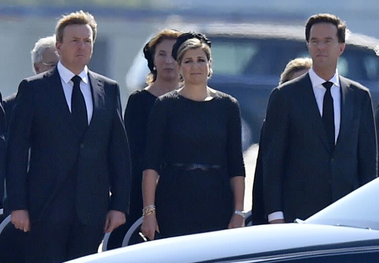 Los reyes de Holanda junto a Mark Rutte, el día que recibieron cuerpos de víctimas de la tragedia del vuelo MH17