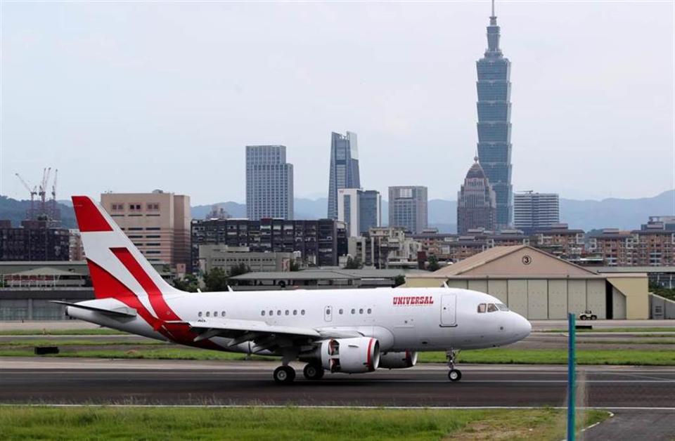 日本前首相森喜朗一行9日搭乘專機抵台弔唁前總統李登輝，專機在下午抵達松山機場。（鄭任南攝）
