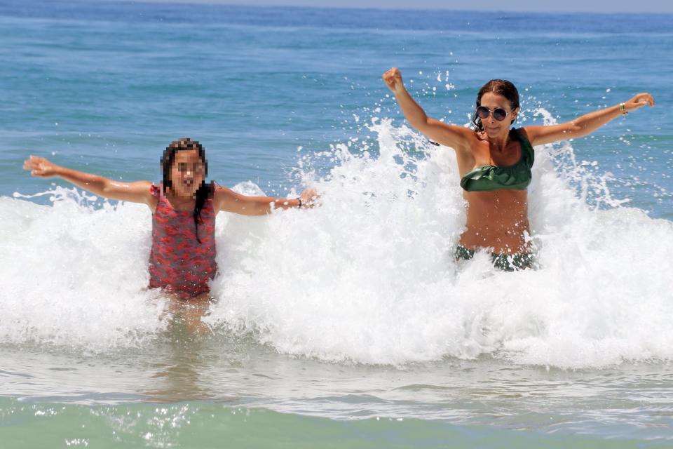 <p>Madre e hija se bañaron juntas y, a juzgar por las imágenes, se lo pasaron en grande jugando en el agua. (Foto: Gtres). </p>