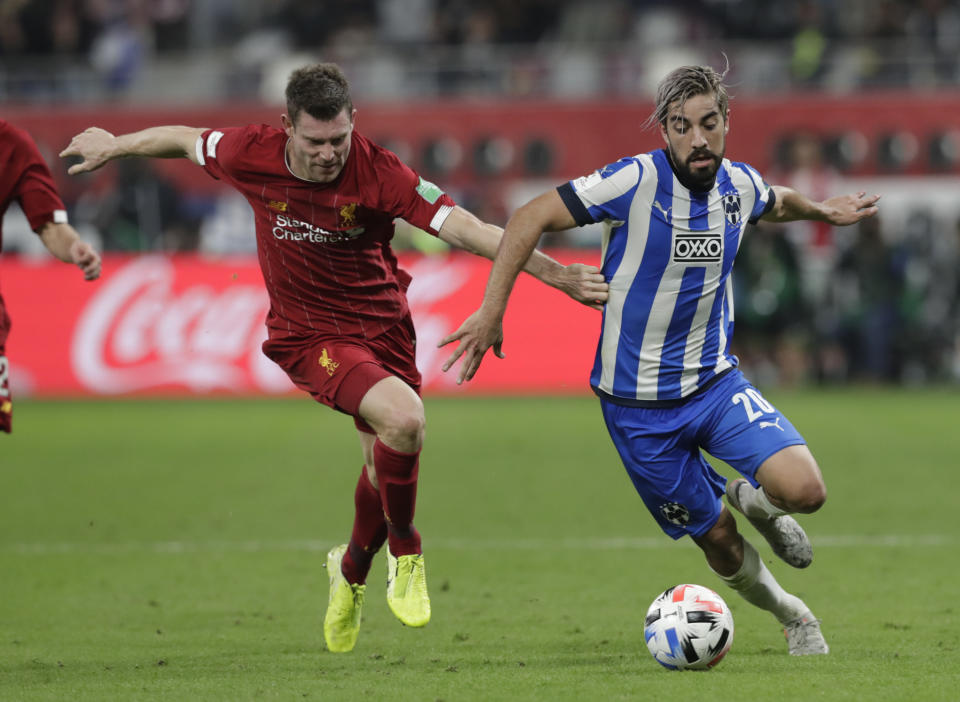 James Milner, izquierda, del Liverpool, persigue a Rodolfo Pizarro, de los Rayados de Monterrey, en la semifinal del Mundial de Clubes en el Estadio Internacional Jalifa de Doha, Qatar, el miércoles 18 de diciembre de 2019. (AP Foto/Hassan Ammar)