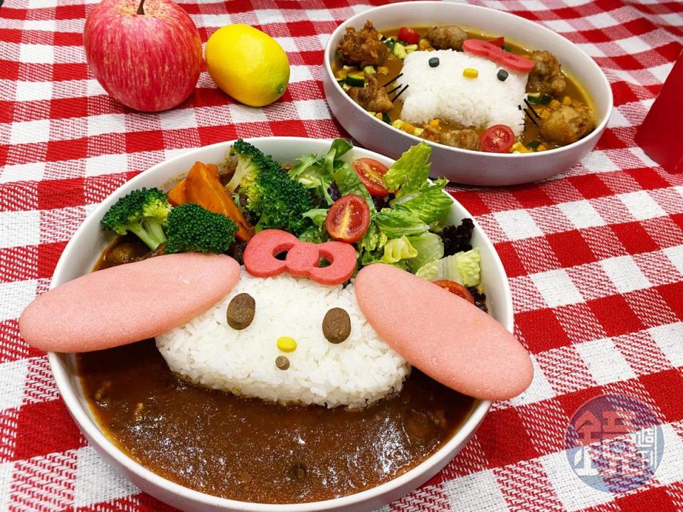 以粉色餅乾打造耳朵造型的「美樂蒂番茄燉牛肉森林飯」以及「Hello Kitty南瓜咖哩炸雞飯」為全天候供應主餐。（皆360元／份）