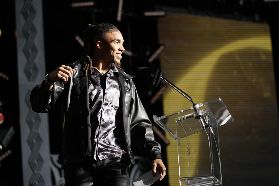 Chase Claypool announces Georgia wide receiver George Pickens as the Pittsburgh Steelers selection during the second round of the NFL football draft Friday, April 29, 2022, in Las Vegas. (AP Photo/John Locher)