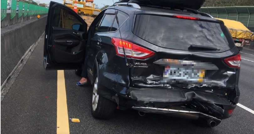 前車車尾凹陷。（圖／翻攝自記者爆料網）