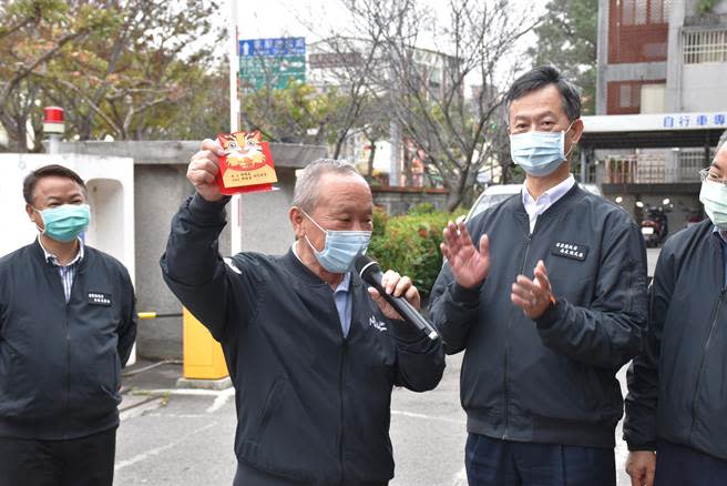 苗栗縣長徐耀昌28日上午赴縣警局發送新春福袋，以可愛石虎為主要造型。（謝明俊攝）