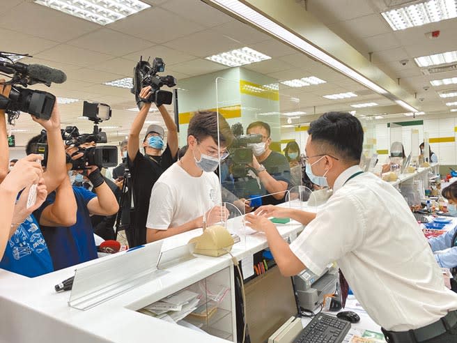 第一銀行延吉分行地處台北市東區商圈，是外國商旅、觀光人潮聚集地，現在成為雙語分行後，「講英語嘛ㄟ通」。（洪凱音攝）