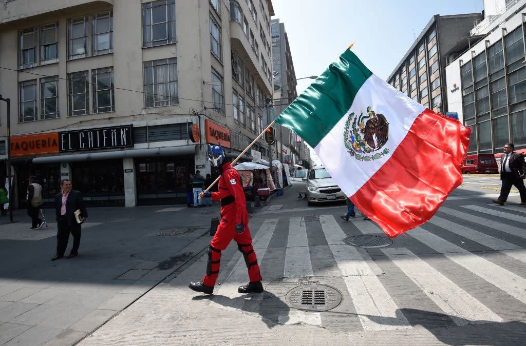 <p>La última modificación a la bandera mexicana llegó en 1968, durante la presidencia de Gustavo Díaz Ordaz</p> (AFP via Getty Images)