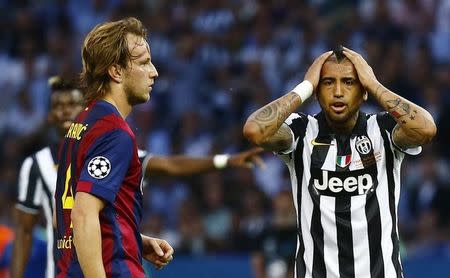 Juventus' Arturo Vidal looks dejected as Barcelona's Ivan Rakitic looks on. Reuters / Kai Pfaffenbach