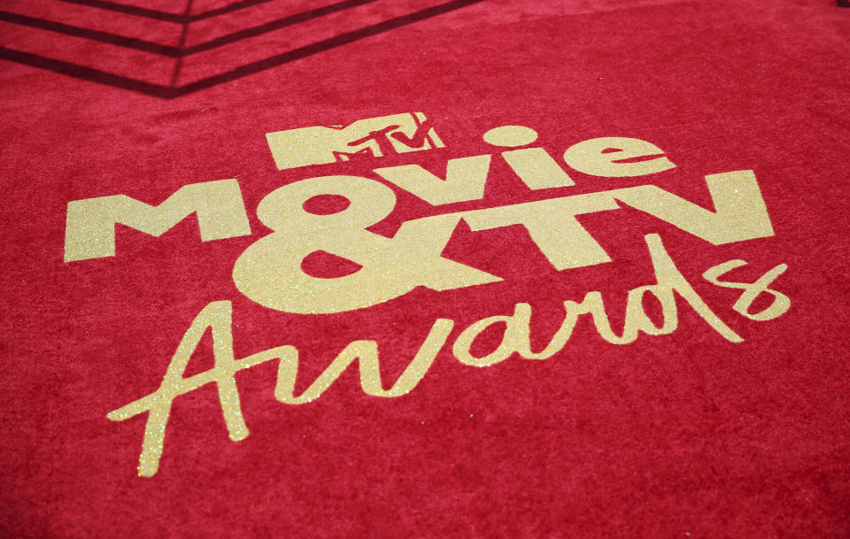 ARCHIVO- Una vista general de la alfombra roja de los Premios MTV al Cine y la Televisión el 15 de junio de 2019, en el Barker Hangar en Santa Mónica, California. Los Premios MTV al Cine y la Televisión se vieron afectados por la huelga de guionistas de Hollywood. (Foto Danny Moloshok/Invision/AP, archivo)