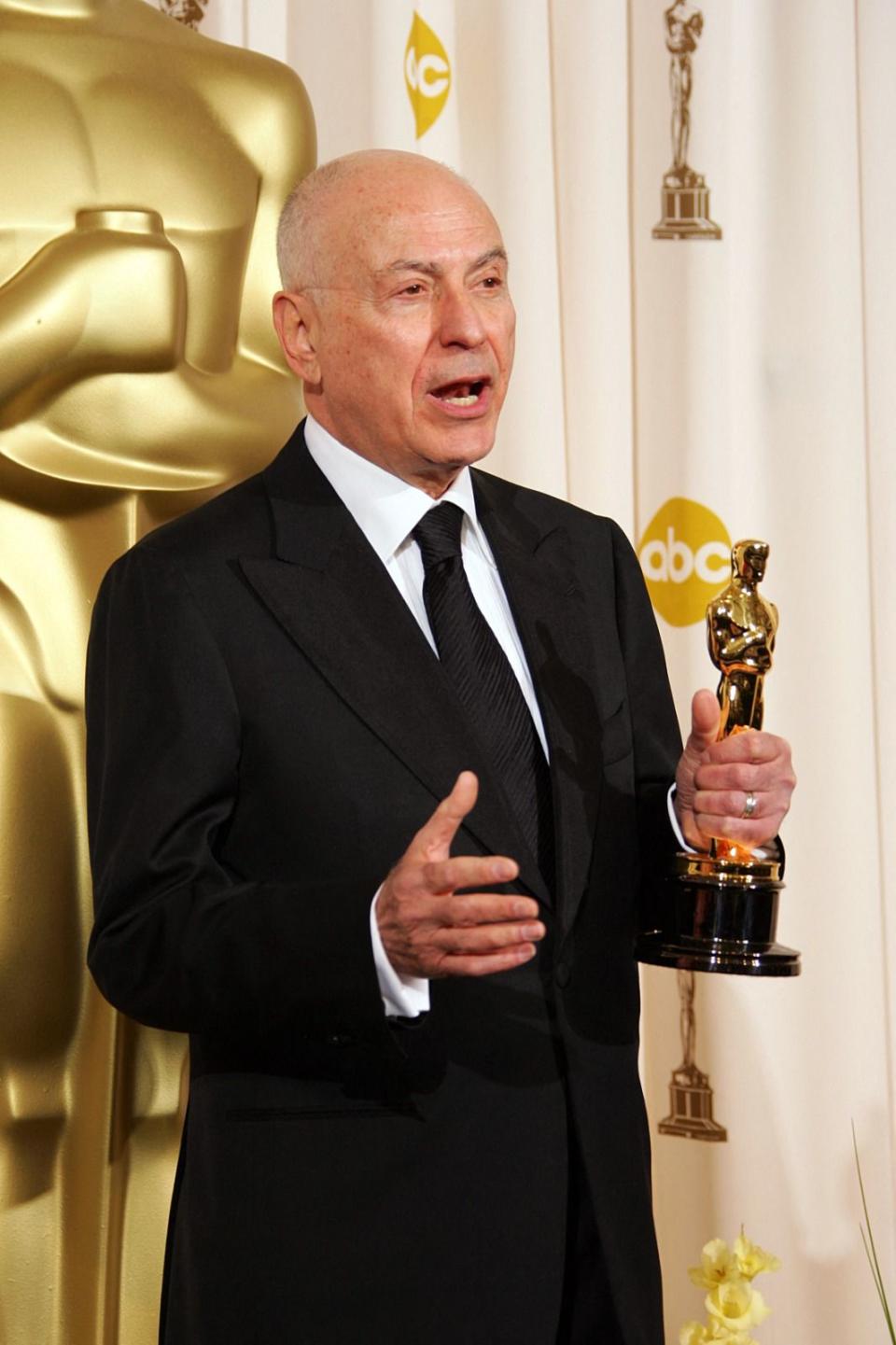 Alan Arkin ganó su Oscar a los 72 años. Foto: AFP