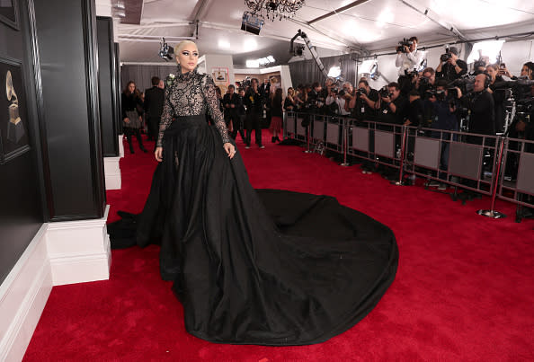 <p>La cantante de 31 años deslumbró con un vestido de encaje negro. Sin embargo, la extensísima cauda se robó toda la atención. Mira qué imponente se vio en la <em>red carpet</em>. Foto: Christopher Polk/Getty Images for NARAS </p>