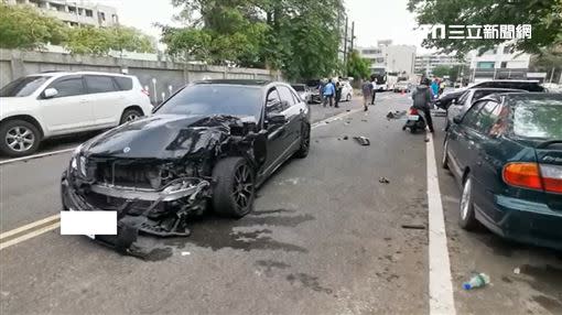 裸體賓士男連撞2車後，下車裸體狂奔，現場一片混亂，遭撞駕駛一度受困。（圖／翻攝畫面）