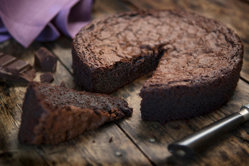 Vor allem in der Kälte-Saison sollten wir sowohl unserem Gaumen als auch unserer Seele öfter mal ein Stückchen Schokoladenkuchen gönnen! (Bild: Getty Images)