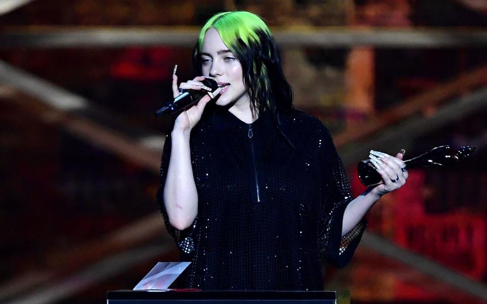 Vor allem im Jahr 2019 heimste Billie Eilish unzählige Rekorde ein. Zum Beispiel diesen hier: Sie wurde dank ihres Debüts zur bislang jüngsten Künstlerin mit einem Nummer-eins-Album in den britischen Charts. (Bild: Getty Images/Gareth Cattermole)