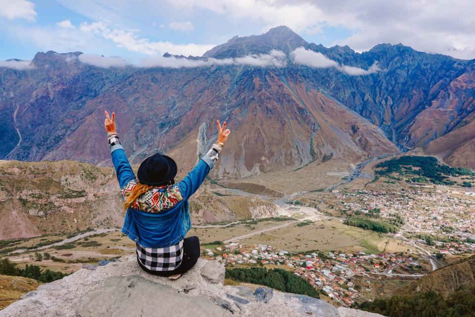 Boardman auf dem Gipfel eines Berges in Kazbegi, Georgien. - Copyright: Kate Boardman/@wildkat.wanders