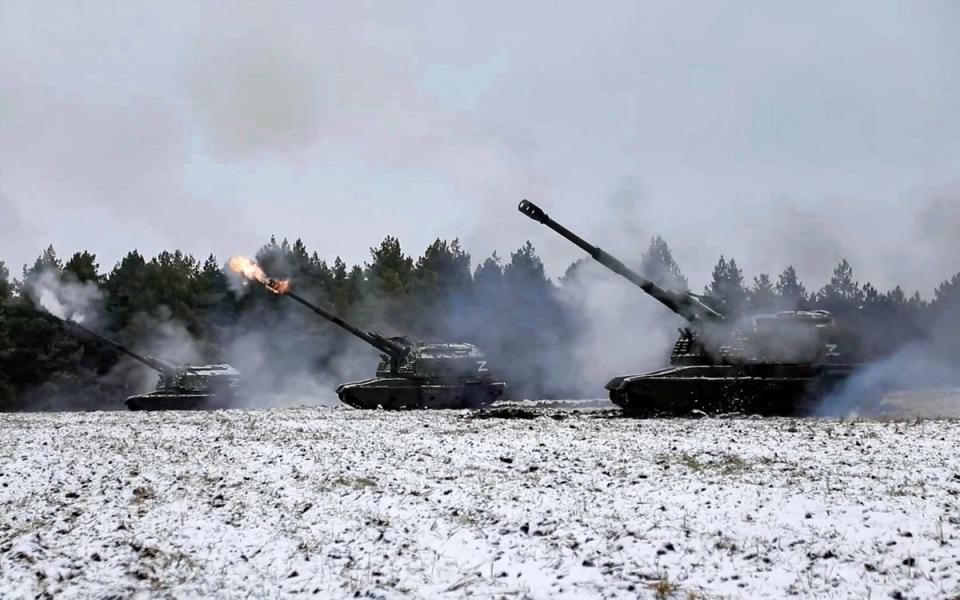 Russian self-propelled 152.4 mm howitzers Msta firing during combat in Donetsk (EPA)