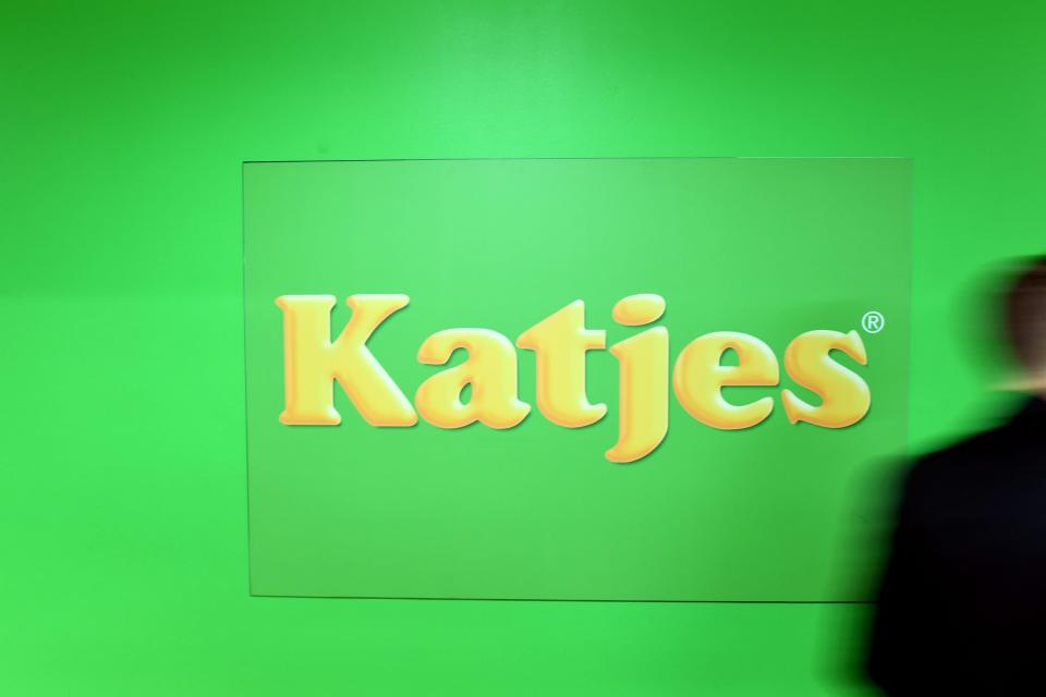 Das Logo des Süßwarenherstellers Katjes ist am 26.10.2016 in der Produktionshalle des Unternehmens in Potsdam (Brandenburg) zu sehen