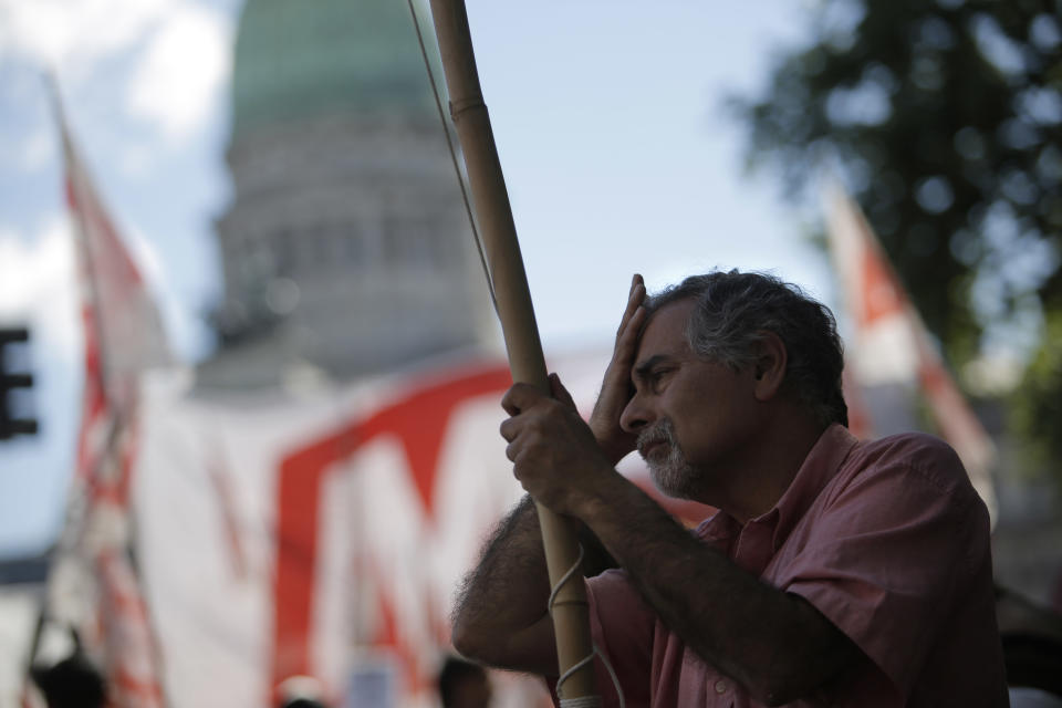 Bajo el lema "Hay otra manera", sindicatos y los grupos políticos y sociales se reúnen para protestar contra el presupuesto de ajuste para 2019 que se debate en el Senado argentino, el miércoles 14 de noviembre de 2018 en Buenos Aires. (AP Foto/Sebastian Pani)