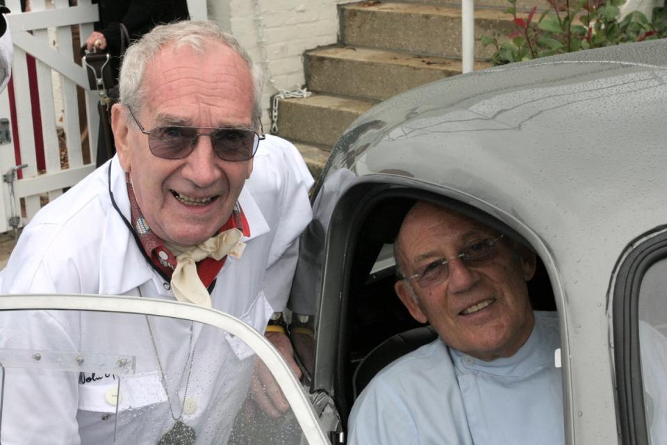 Sprinzel (left) and Sir Stirling Moss in 2006 (Woolmer Classic Engineering)