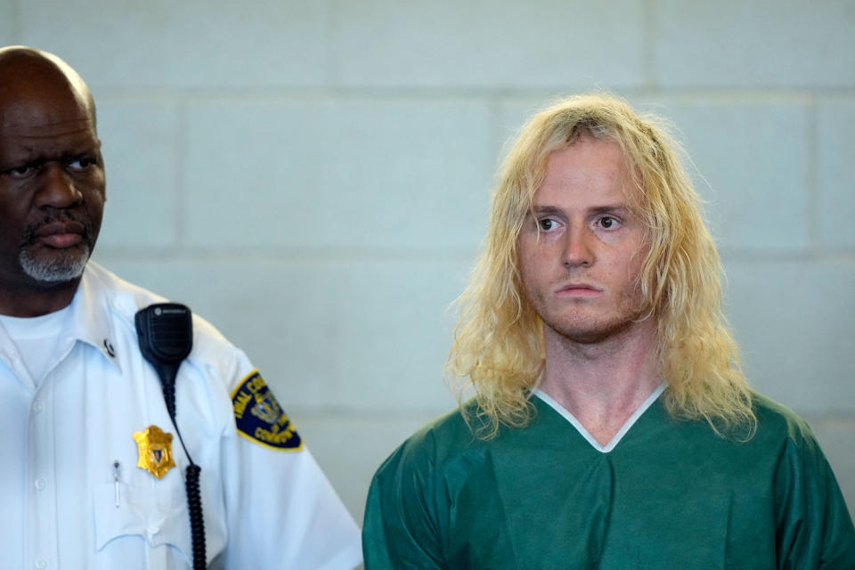 Jared Ravizza stands with a security guard during his arraignment (Steven Senne / AP Pool)