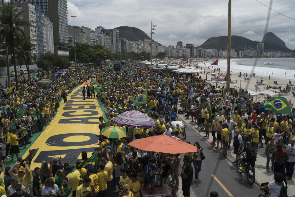 Miles de personas asisten al acto de campaña del candidato presidencial ultraderechista Jair Bolsonaro en Río de Janeiro, Brasil, el domingo 21 de octubre de 2018. (AP Foto/Leo Correa)