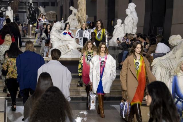 Manifestantes franceses irrumpen en la sede del gigante del lujo LVMH