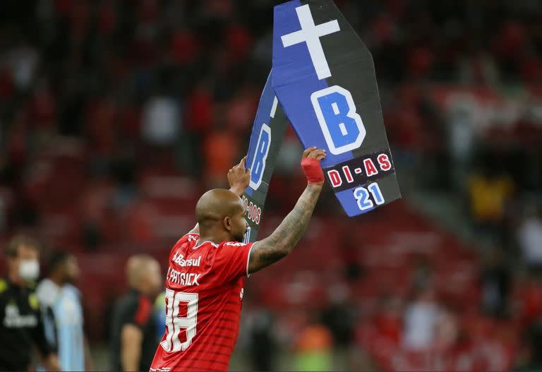 Patrick, de Inter, festejó con cartones en forma de ataúdes luego del triunfo de Inter ante Gremio que lo dejó complicado con el descenso al clásico rival en el fútbol brasileño