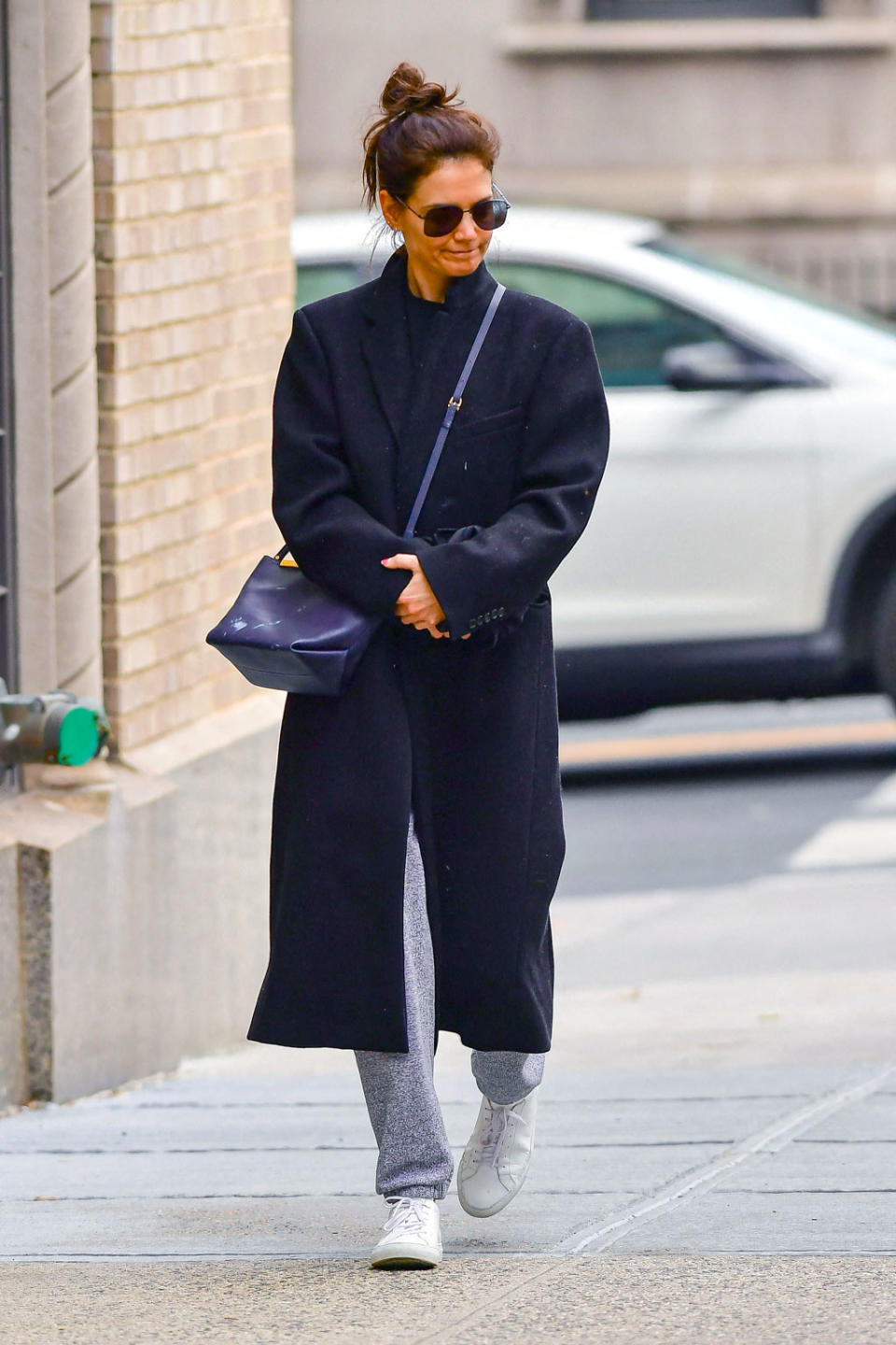 Katie Holmes en jogging et manteau bleu marine