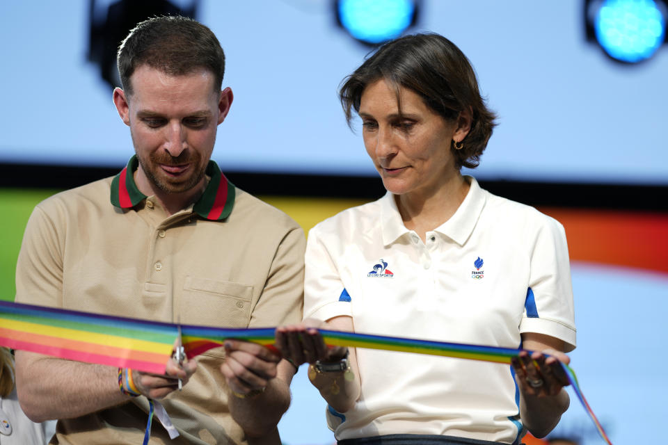 La ministra de deportes francesa, Amelie Oudea-Castera, en el centro, participa en la ceremonia de apertura de la Casa del Orgullo, el espacio seguro para la comunidad de atletas LGBT+, durante los Juegos Olímpicos de verano de 2024, el lunes 29 de julio de 2024, en París, Francia. (Foto AP/Natacha Pisarenko)