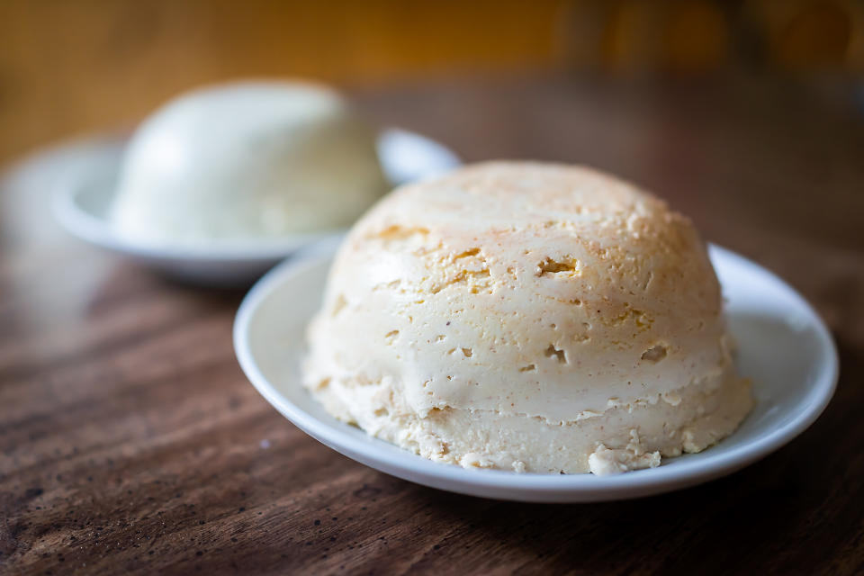 El queso vegano de almendras se puede hacer en casa, basta tener un horno y una licuadora. Foto. Getty Images