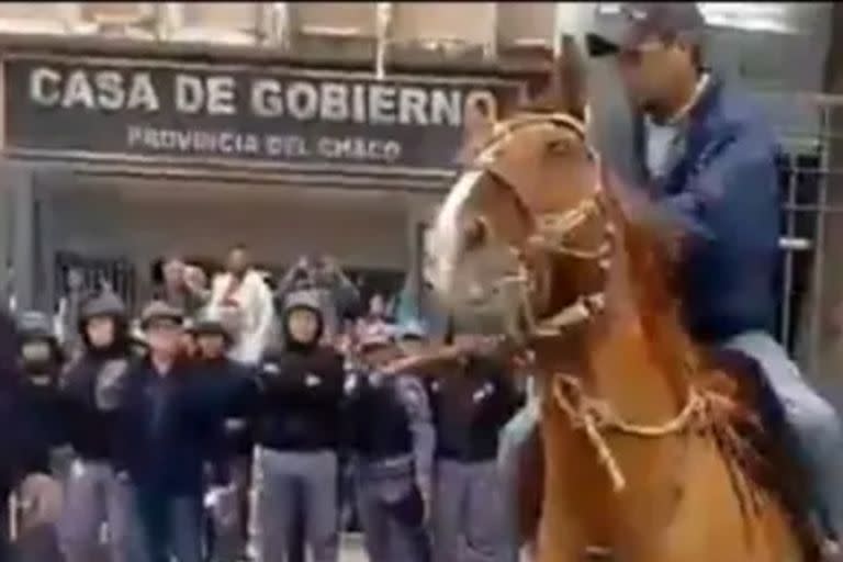 Manifestantes a caballo se enfrentaron con la Policía y uno de ellos intentó ingresar a la Casa de Gobierno