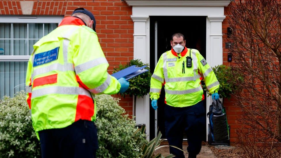 Dos voluntarios reparten test en un área de Londres