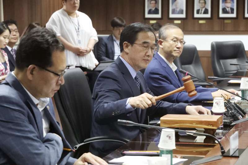 南韓統一部長趙明均（中）宣布將對北韓提供800萬美元人道援助（AP）