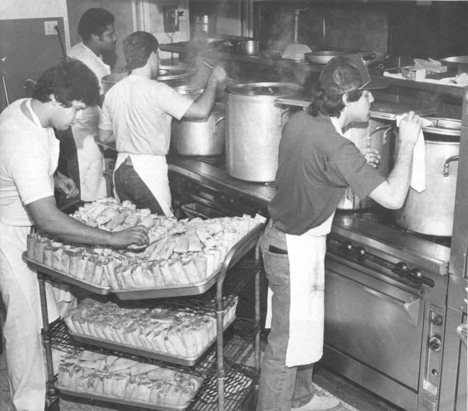 La familia detrás de Sal's Mexican Restaurants, en esta foto de archivo del Fresno Bee de 1983, prepara unos 4,000 tamales para que otros los coman. Desde la izquierda, Karl Salazar, James Nelson, Henry Salazar y su hermano, Bobby, trabajan en el restaurante de Selma que su difunto padre abrió hace décadas. Edward Nold/The Fresno Bee