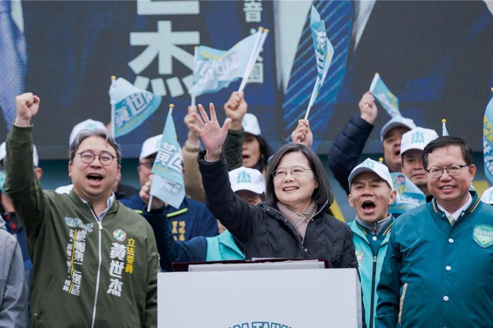 總統蔡英文24日輔導時指出蔡政府走五條對的路，全球上架台灣。圖／民進黨中央提供