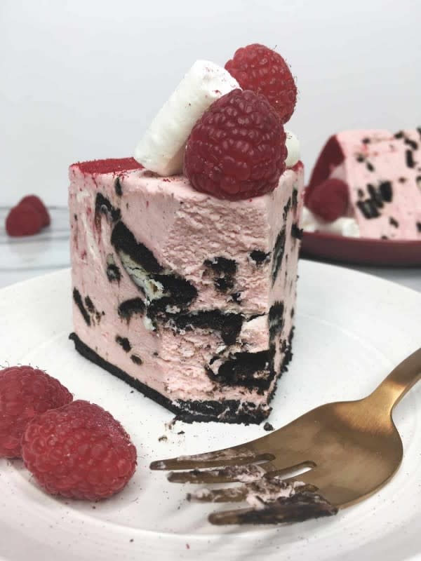 <p>Baking Like a Chef</p><p>Pairing sweet Oreo cookies with tart raspberries, this easy cheesecake is made in an hour. </p><p><strong>Get the recipe: </strong><a href="https://www.bakinglikeachef.com/no-bake-raspberry-oreo-cheesecake-recipe/" rel="nofollow noopener" target="_blank" data-ylk="slk:No-Bake Raspberry Oreo Cheesecake;elm:context_link;itc:0;sec:content-canvas" class="link "><strong>No-Bake Raspberry Oreo Cheesecake</strong></a></p>