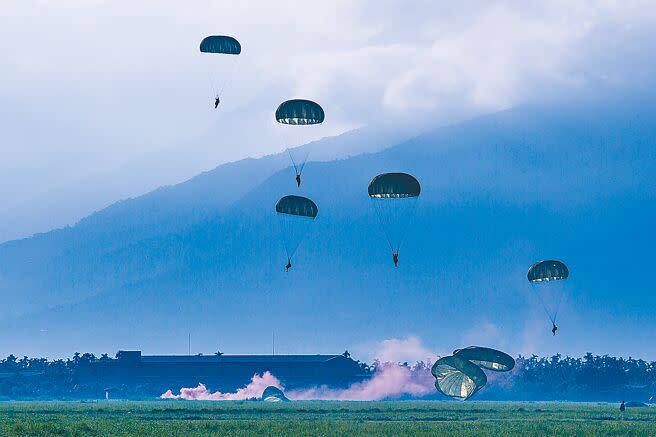 國防院報告指出，台灣東部適合共軍空降兵軍作戰。圖為漢光38號演習，軍方在屏東潮州空降場演練反空、機降應援作戰科目。（本報資料照片）